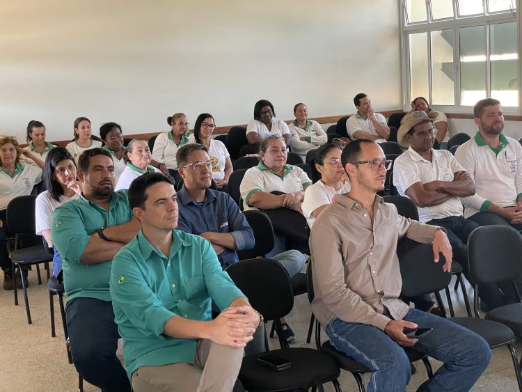 Treinamento capacita agentes comunitários de saúde sobre uso correto da rede de esgoto em Santa Rita do Pardo e Brasilândia